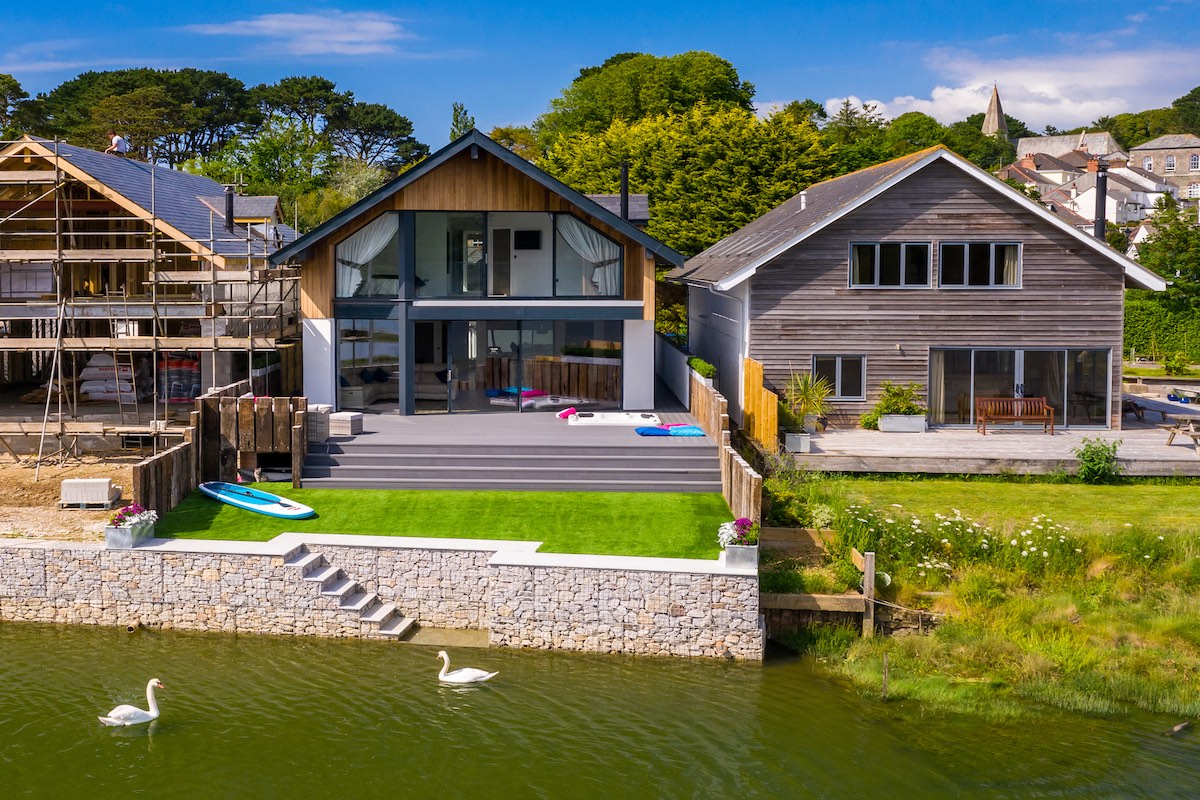 Creek View is a fine modern home in Devoran, south Cornwall. The property is on the water and has direct access to the picturesque Restronguet Creek.