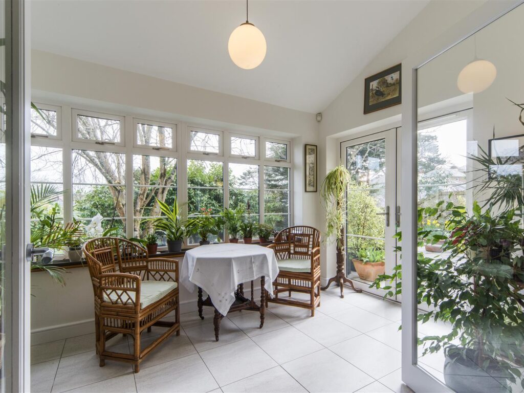 Garden room. Elegant living. 