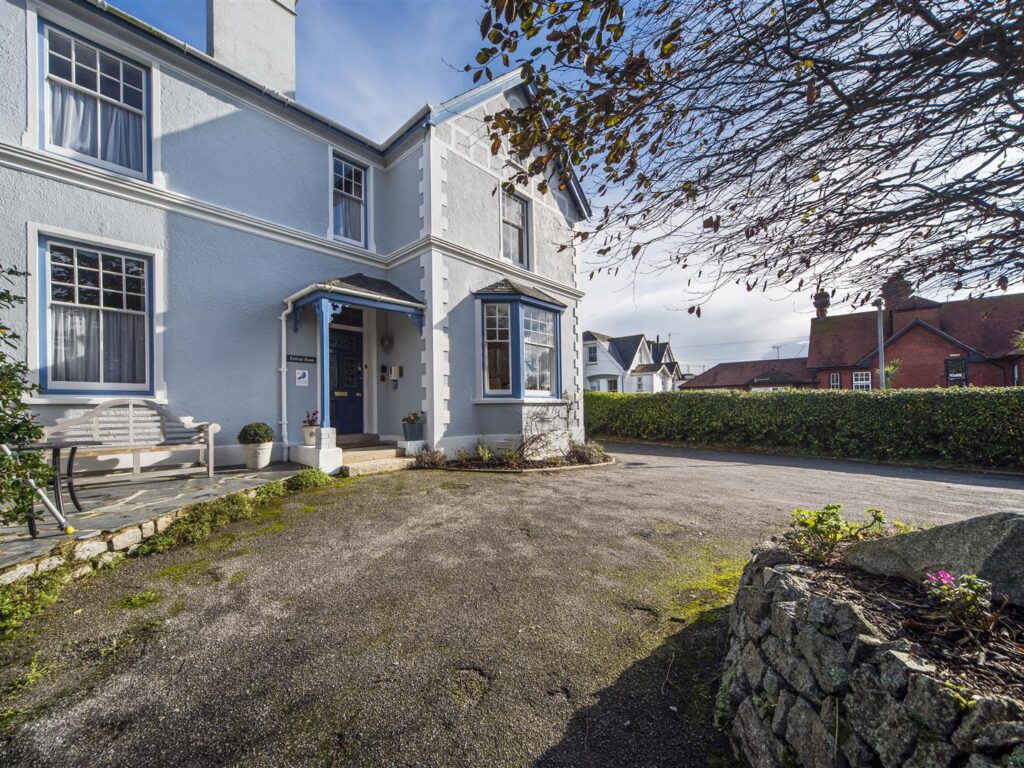 Falmouth townhouse near Gyllyngvase Beach