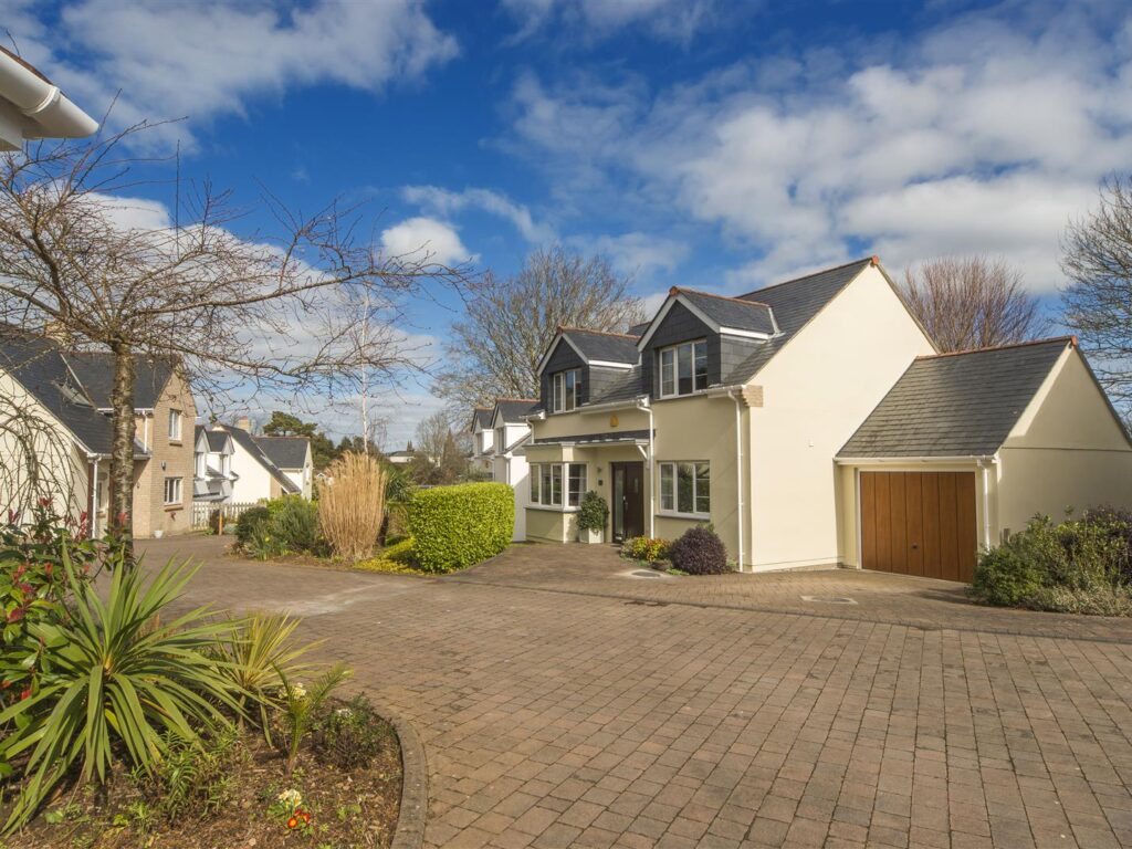 Modern house in Truro. Retirement home. Quality Cornish home.