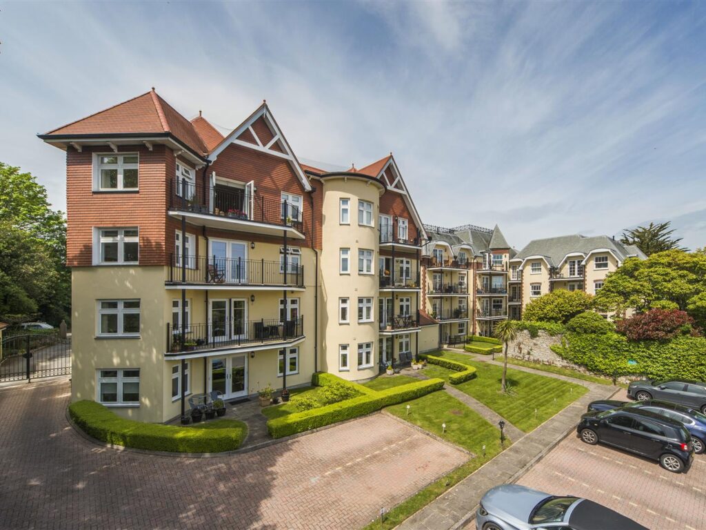 Seaside apartment in Falmouth