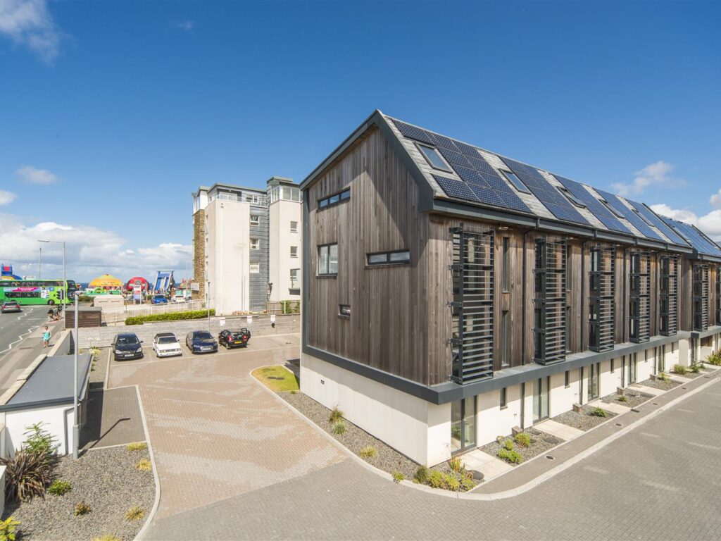 Zero carbon home in Newquay providing energy efficient living