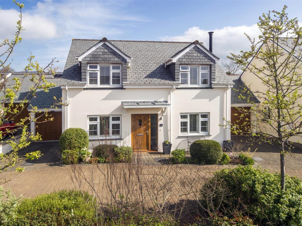 Modern retirement home in Mylor Gardens, Cornwall