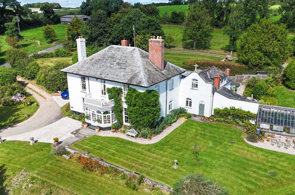 Detached Manor House with building plot Property Image